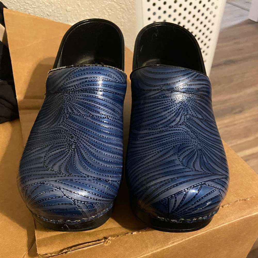Blue abs White Danskos